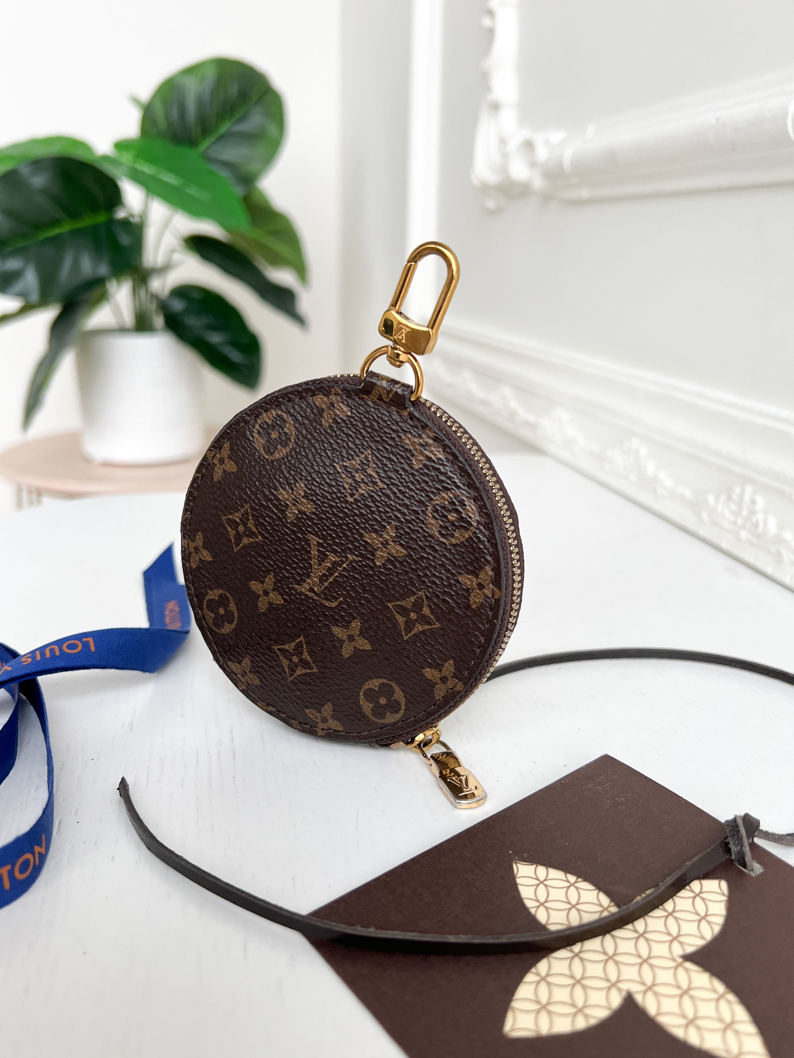 Authentic LV coin wallet monogram round