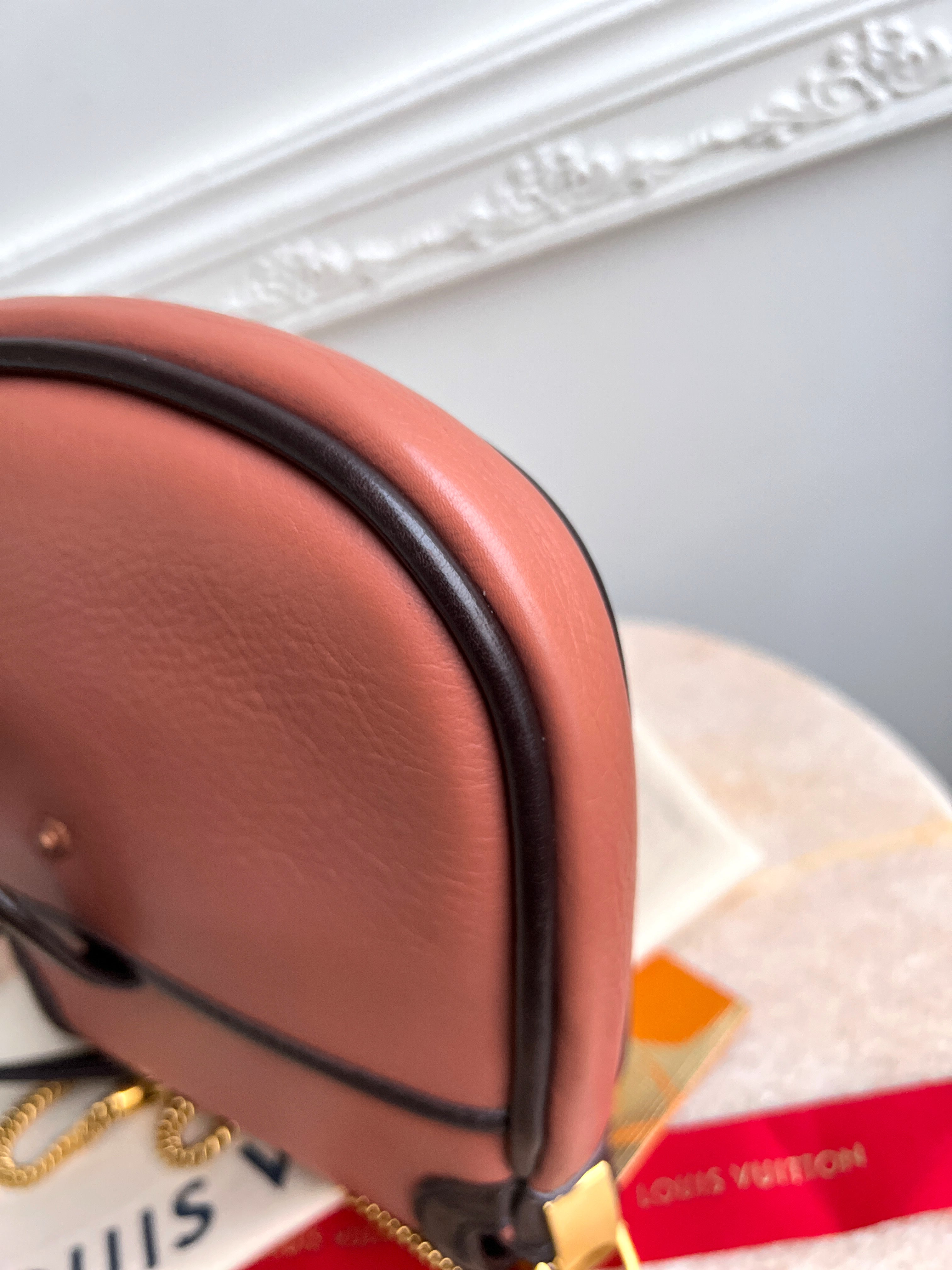 Louis Vuitton Art Déco Trapezio Crossbody Vieux Rose Sac en cuir