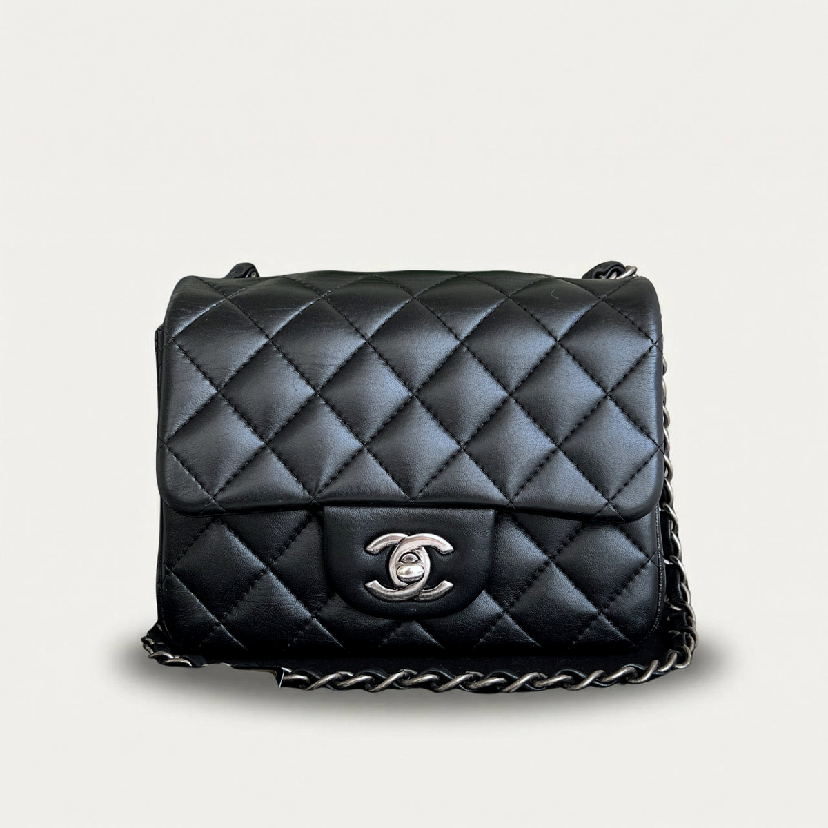 Sac bandoulière Chanel classique carré en agneau noir
