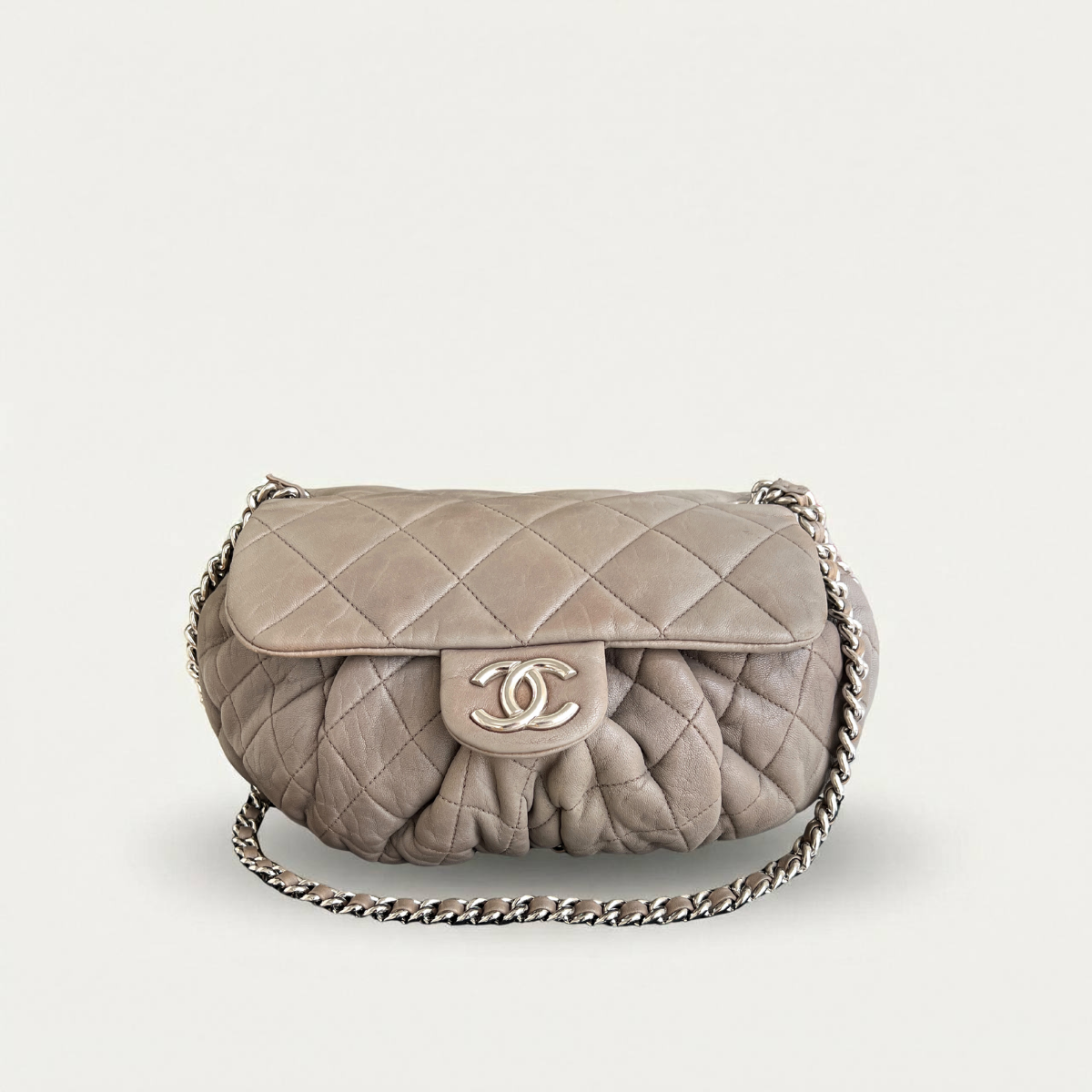 Pochette Chanel matelassée à rabat chaîne taupe et gris-beige