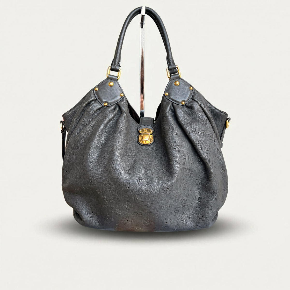 Sac à bandoulière Louis Vuitton Mahina L en cuir gris monogrammé