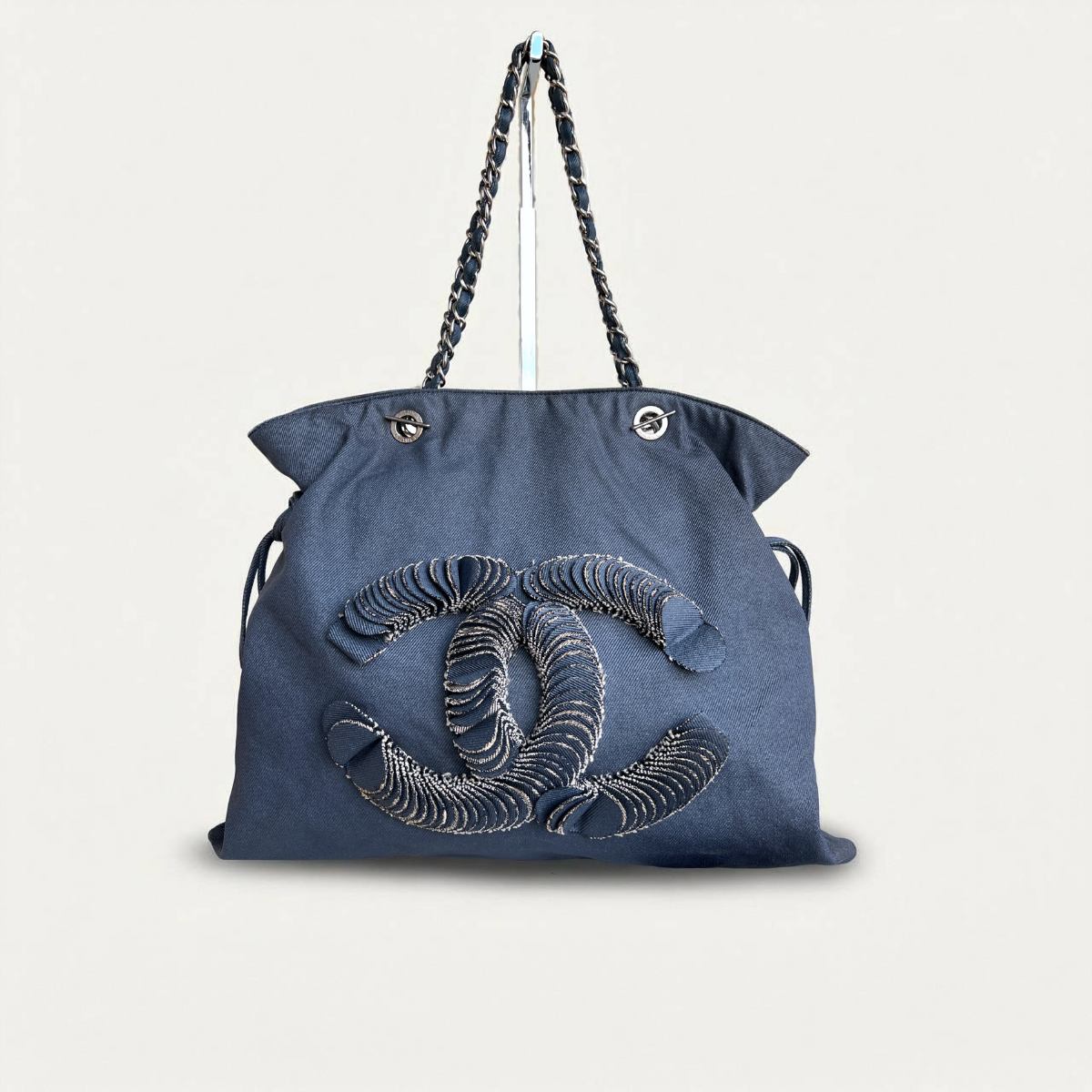 Sac cabas Chanel Denim Discus grand format à cordon de serrage et bandoulière CC