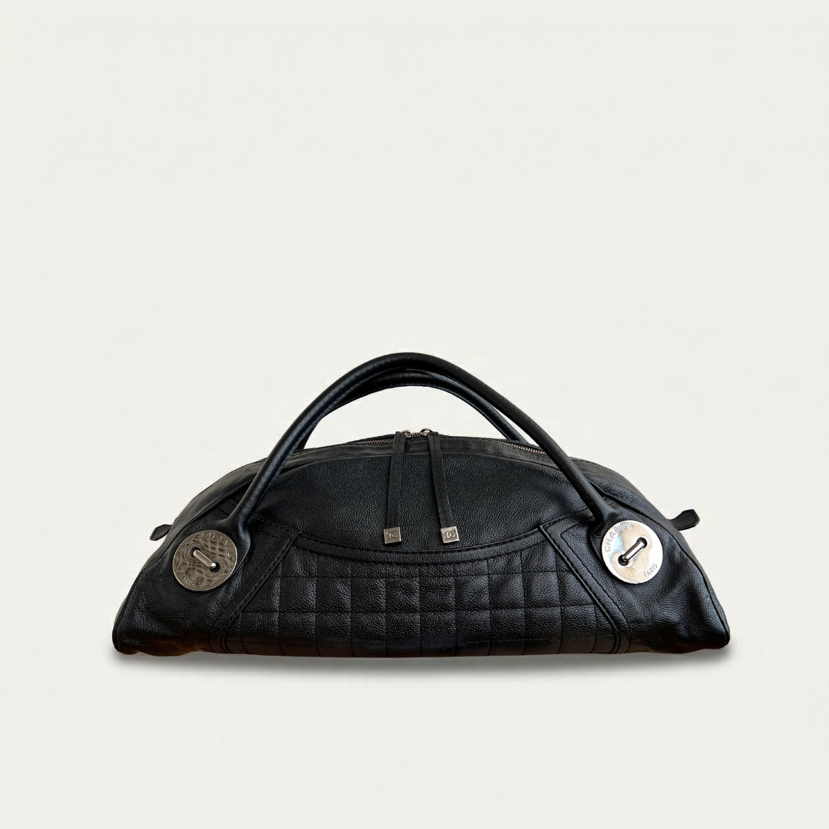 Sac carré Chanel en cuir caviar noir.