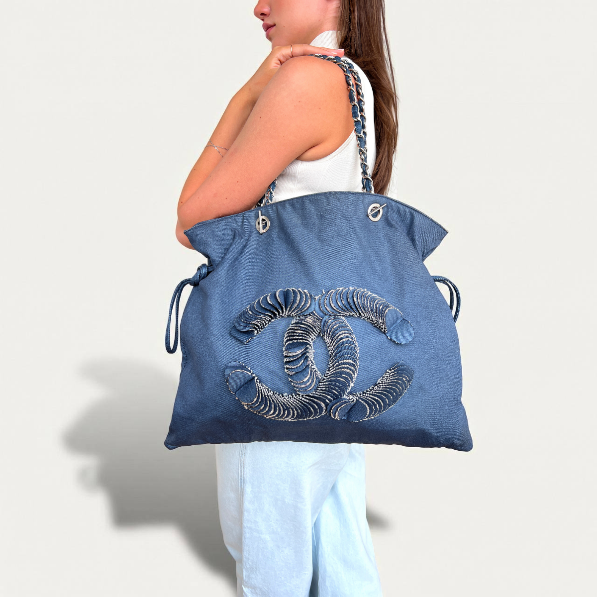 Sac cabas Chanel Denim Discus grand format à cordon de serrage et bandoulière CC