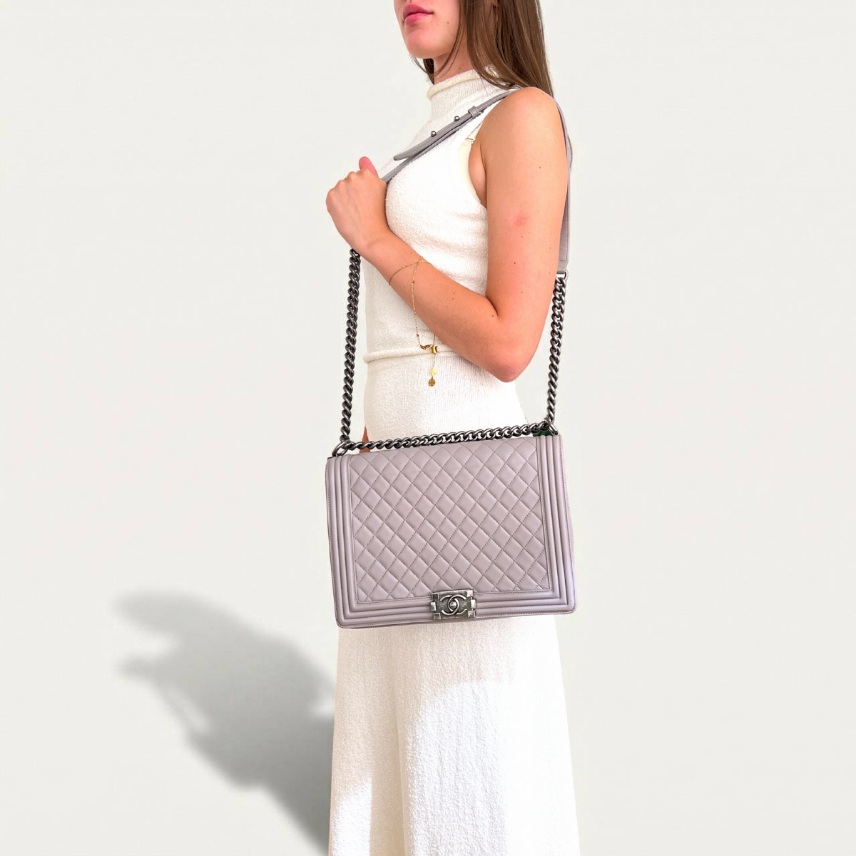 Sac bandoulière Chanel Boy New Medium en cuir d'agneau gris