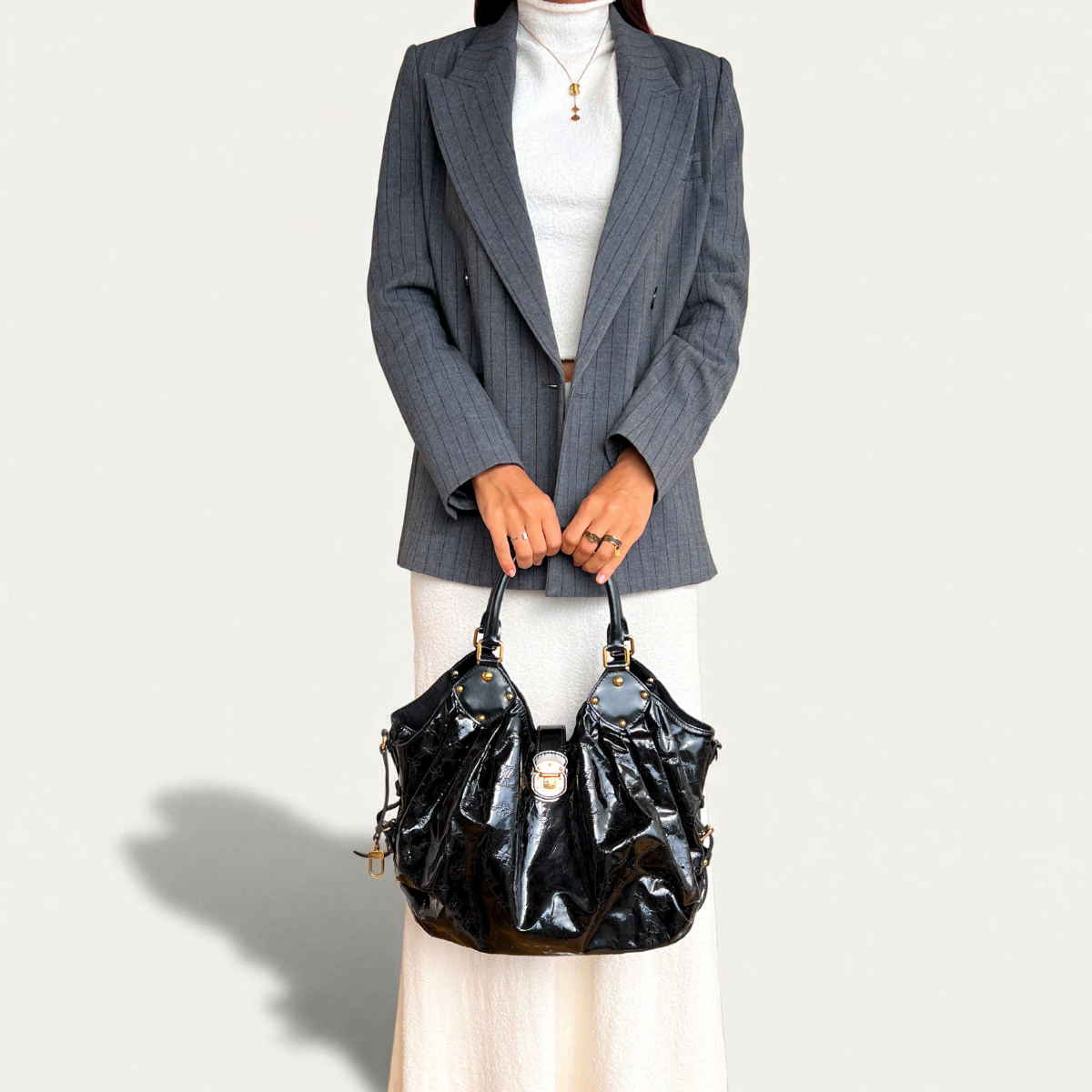 Sac Louis Vuitton Mahina Surya L Monogram en cuir verni noir