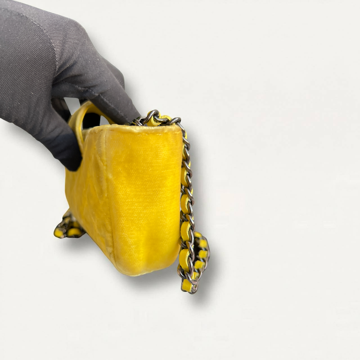 Pochette bandoulière Chanel Mini Phone Holder en velours matelassé jaune