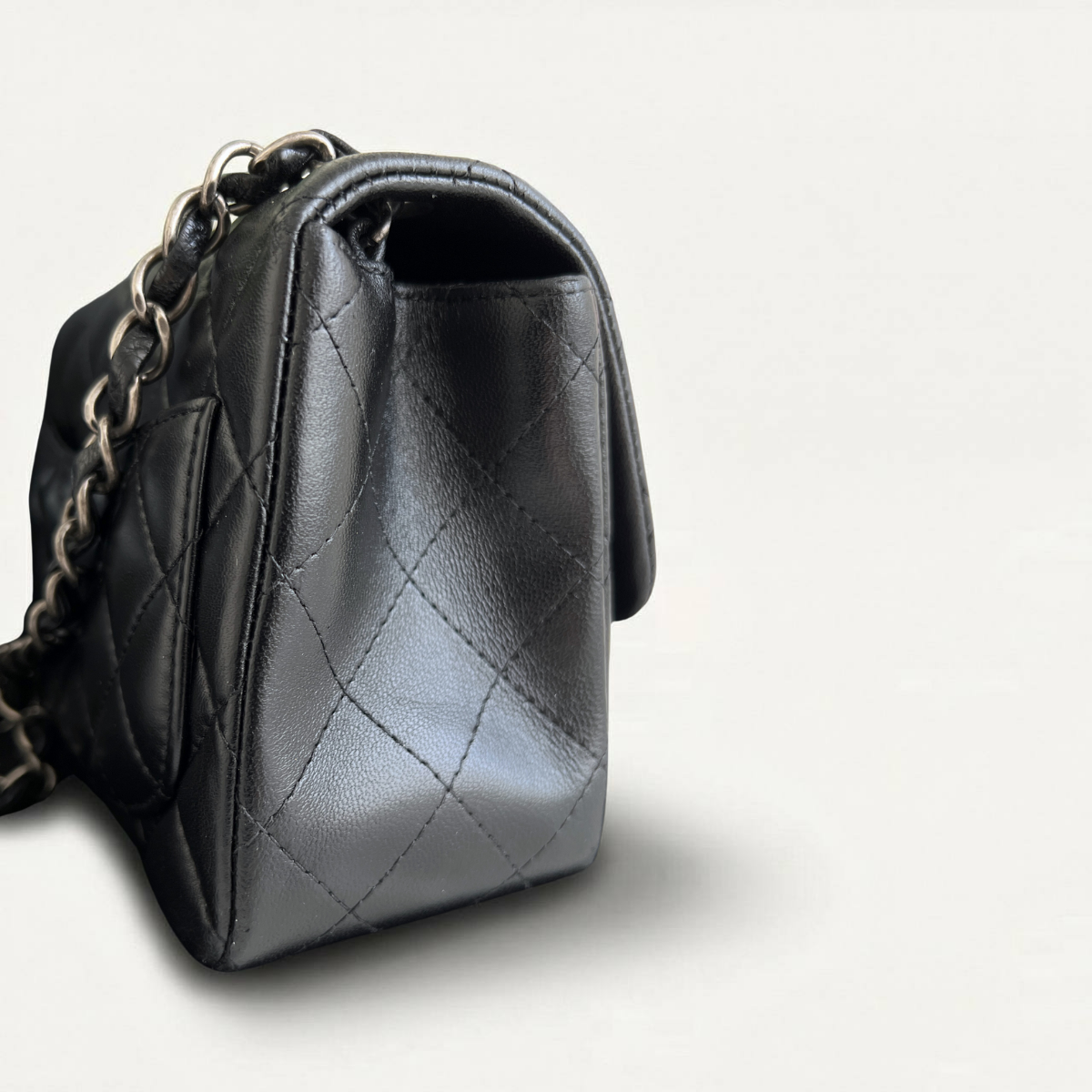 Sac bandoulière Chanel classique carré en agneau noir