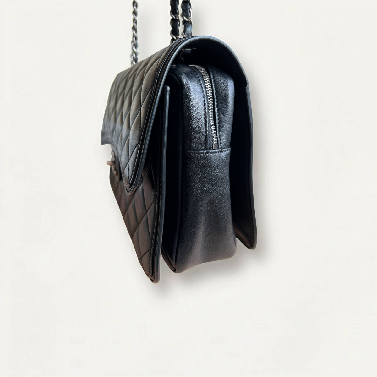 Sac Chanel Citizen à rabat saisonnier grand format en cuir d'agneau noir, fermeture éclair, 29 cm