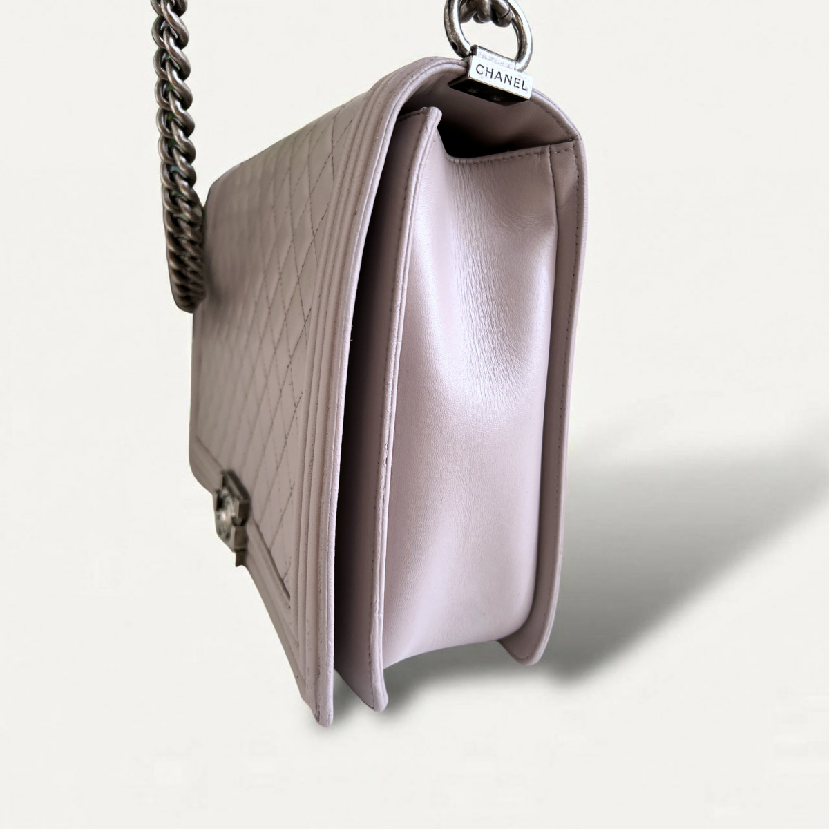 Sac bandoulière Chanel Boy New Medium en cuir d'agneau gris