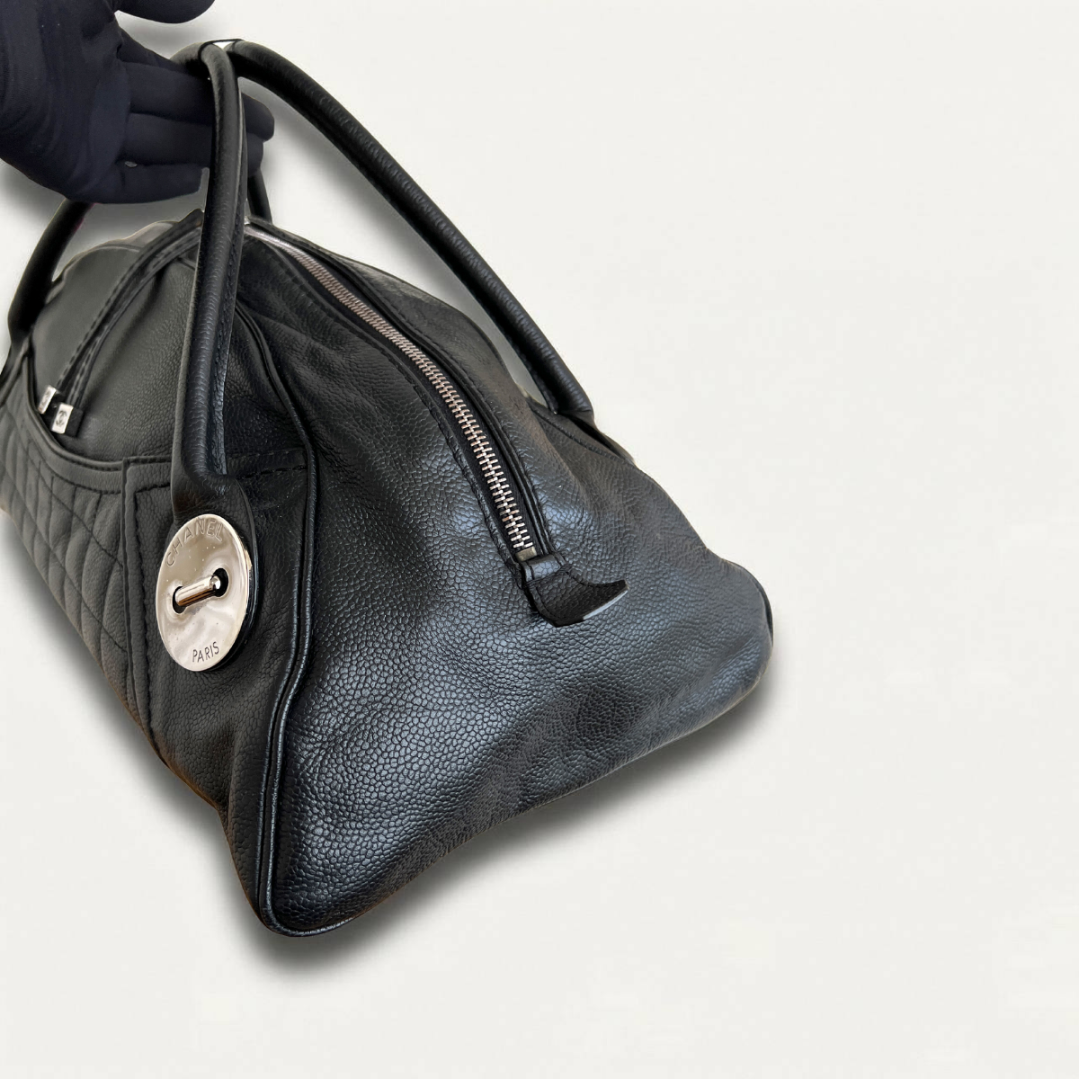 Sac carré Chanel en cuir caviar noir.