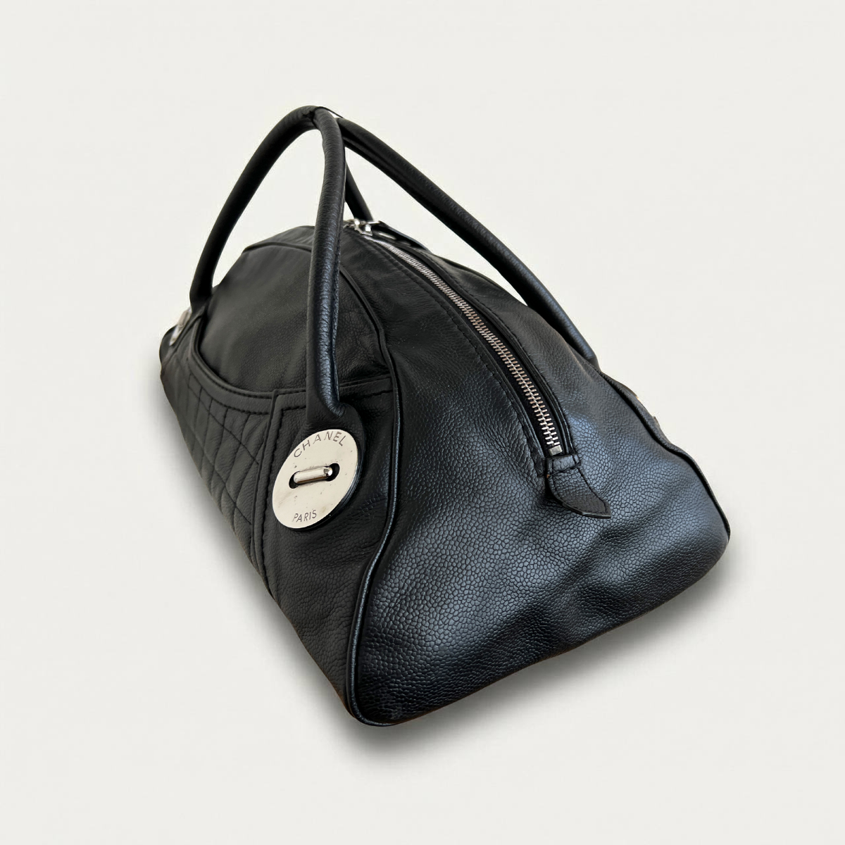 Sac carré Chanel en cuir caviar noir.