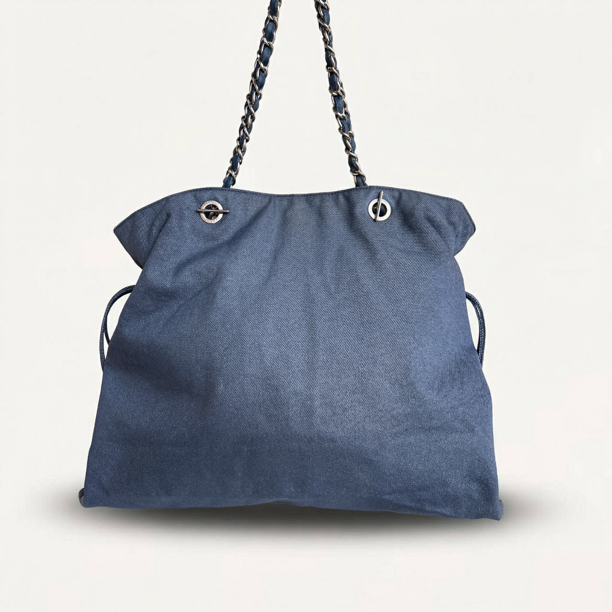 Sac cabas Chanel Denim Discus grand format à cordon de serrage et bandoulière CC