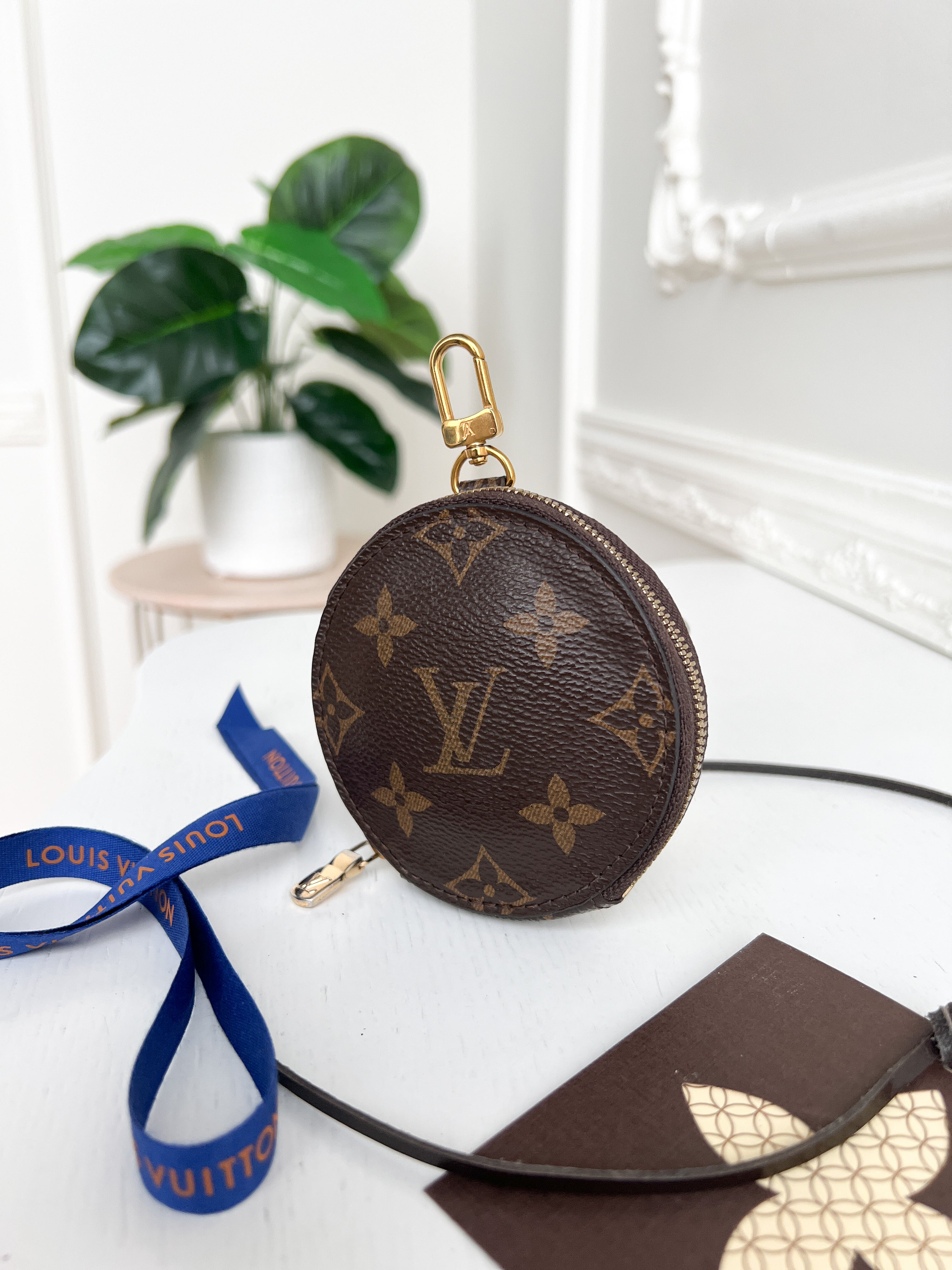 Authentic LV coin wallet monogram round
